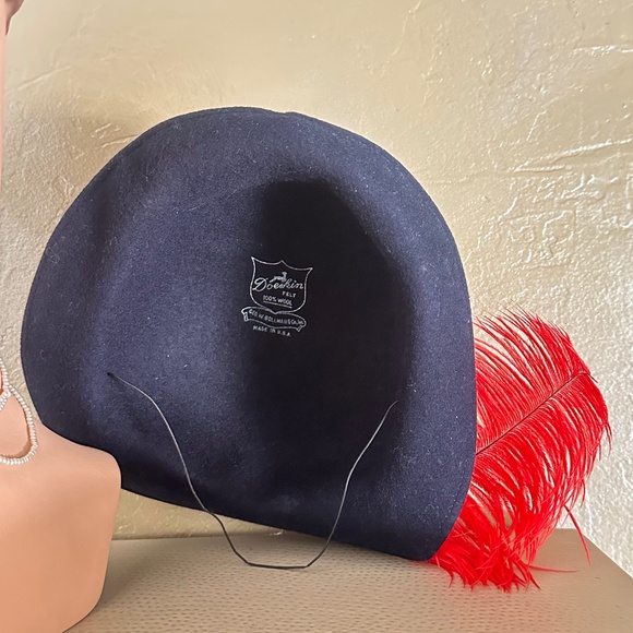 MARVELOUS 1940s\' NAVY FELT HAT WITH RED AND BLACK FEATHERS main image 7